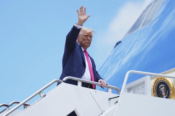 牛融网 特朗普打起歪主意，既然吃不到“葡萄”，那就美国再办一场阅兵？