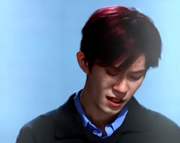 德邦国际 易烊千玺演唱会上哭了，自曝“刮痧后洗了热水澡”