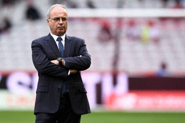 牛掌柜 RMC: 巴黎0-1马赛中场休息时, 巴黎总监坎波斯对马赛的人暴怒